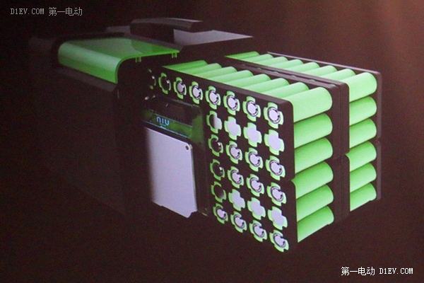 新能源車彎道超車的口號(hào)喊出了很久，前方仍然看得到特斯拉、寶馬、豐田等一眾國(guó)外友商，雖然不能說(shuō)我們?cè)诳嗫嘧汾s，但是在競(jìng)賽的一開(kāi)始我們就沒(méi)有什么看家法寶來(lái)打造企業(yè)的護(hù)城河，不像特斯拉有自己獨(dú)特的電池裝配工藝和電池管理技術(shù)，寶馬有多年的汽車設(shè)計(jì)和制造經(jīng)驗(yàn)，豐田除了電動(dòng)車還有氫燃料車，那么在以后的競(jìng)賽過(guò)程中，如果還沒(méi)能建立起獨(dú)特的優(yōu)勢(shì)，超車的可能性是越來(lái)越渺茫。 產(chǎn)品的優(yōu)勢(shì)建立有兩個(gè)基本方向，技術(shù)(性能)和價(jià)格。隨著制造的全球化，非資源類產(chǎn)品的價(jià)格即成本優(yōu)勢(shì)很容易被瓦解，更容易(相對(duì)來(lái)說(shuō))也更應(yīng)該努力的方向是發(fā)展技術(shù)優(yōu)勢(shì)，建立產(chǎn)品的獨(dú)特性。號(hào)召?gòu)摹爸袊?guó)制造”升級(jí)為“中國(guó)智造”也就是這個(gè)道理。回顧內(nèi)燃機(jī)車的發(fā)展歷史，各個(gè)品牌的小汽車都有著令我們印象深刻的特點(diǎn)表訴。沃爾沃----安全、奔馳----高貴大氣、寶馬----年輕驕傲、豐田----省油耐用、大眾----低調(diào)可靠。毫無(wú)疑問(wèn)，上述品牌在電動(dòng)車領(lǐng)域仍然會(huì)試圖延續(xù)他們的品牌特色，繼續(xù)借助已經(jīng)建立的優(yōu)勢(shì)。 幸運(yùn)的是，電動(dòng)汽車雖然也是汽車，但是畢竟和內(nèi)燃機(jī)車有很大不同。電動(dòng)汽車比內(nèi)燃機(jī)車出現(xiàn)要早，卻要到100多年后的今天才開(kāi)始漸熱就是因?yàn)檫@個(gè)很大的不同，那就是電動(dòng)汽車直到今天，才開(kāi)始進(jìn)入實(shí)用階段(相比內(nèi)燃機(jī)車)。在這個(gè)實(shí)用階段完全成熟之前，過(guò)去內(nèi)燃機(jī)時(shí)代品牌的影響力不能說(shuō)完全沒(méi)有，但是已經(jīng)被大大削弱了。想買電動(dòng)汽車的人，首先關(guān)心的是可靠性怎樣，續(xù)航里程多少，而不是象買內(nèi)燃機(jī)車，客戶是先有明確的品牌指向的。特斯拉，一個(gè)成立僅幾年的企業(yè)，能在電動(dòng)汽車領(lǐng)域異軍突起也說(shuō)明了這一點(diǎn)。電動(dòng)汽車的品牌，基本上要從零開(kāi)始建立。 那么，在電動(dòng)汽車這個(gè)產(chǎn)業(yè)里，哪些技術(shù)是適合我們重點(diǎn)發(fā)展呢？電動(dòng)汽車基本的是能量系統(tǒng)和運(yùn)動(dòng)系統(tǒng)，也就是電池、電機(jī)和電控。所謂實(shí)用和可靠，就是這幾方面組合的性能，配合基礎(chǔ)設(shè)施，能夠達(dá)到或基本達(dá)到內(nèi)燃機(jī)車的低性能。電機(jī)和電控因?yàn)樽园l(fā)明出來(lái)就一直在使用一直在改進(jìn)，經(jīng)過(guò)這么多年已經(jīng)很成熟了，性能再提高1%、2%需要付出很大的成本；電池基本上是材料科學(xué)，屬于基礎(chǔ)研究領(lǐng)域，中國(guó)企業(yè)在這方面優(yōu)勢(shì)不大，而且從實(shí)驗(yàn)室到商業(yè)化路途漫長(zhǎng)，顛覆式的創(chuàng)新無(wú)法期待。剩下的就只有應(yīng)用技術(shù)了，電動(dòng)汽車目前大的問(wèn)題是安全和續(xù)航里程問(wèn)題，都集中在電池這塊，不管是何種類型的鋰電池，成組串聯(lián)使用都會(huì)帶來(lái)巨大問(wèn)題，2015年以來(lái)各地的電動(dòng)公交大巴起火爆炸就是一個(gè)例證，以后的幾年這類事故將是高發(fā)期，因?yàn)殡姵厥褂昧藥啄甓鴽](méi)有得到很好的維護(hù)，危險(xiǎn)概率逐日升高。這個(gè)問(wèn)題目前解決的關(guān)鍵就是BMS(電池管理系統(tǒng))，特斯拉也是因?yàn)楠?dú)特的BMS而越過(guò)了實(shí)用這個(gè)門檻。 中國(guó)電動(dòng)汽車要彎道超車 BMS必須攻克 BMS，電池管理系統(tǒng)，是一個(gè)本世紀(jì)才誕生的新產(chǎn)品。因?yàn)殡娀瘜W(xué)反應(yīng)的難以控制和材料在這個(gè)過(guò)程中性能變化的難以捉摸，所以才需要這么一個(gè)管家來(lái)時(shí)刻監(jiān)督調(diào)整限制電池組的行為，以保障使用安全。觀察現(xiàn)在的BMS，難說(shuō)哪家的產(chǎn)品已經(jīng)馴服了鋰電池組，包括特斯拉(表現(xiàn)稍好，但是繁復(fù)的接線和高成本的工藝都應(yīng)該還有優(yōu)化的空間)。可以說(shuō)，在BMS面前，中國(guó)企業(yè)和國(guó)外企業(yè)是站在同一起跑線上。尤其是中國(guó)，有著電動(dòng)汽車的大市場(chǎng)，這是一個(gè)天然的優(yōu)勢(shì)。得BMS者得先機(jī)，BMS成熟之日，就是電動(dòng)汽車市場(chǎng)疾馳之時(shí)。 中國(guó)電動(dòng)汽車想要彎道超車，BMS必須攻克。